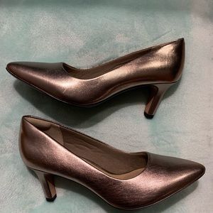 🌺 NEW Clarks Ultimate Comfort Collection Heel Pumps color Bronze/Gold